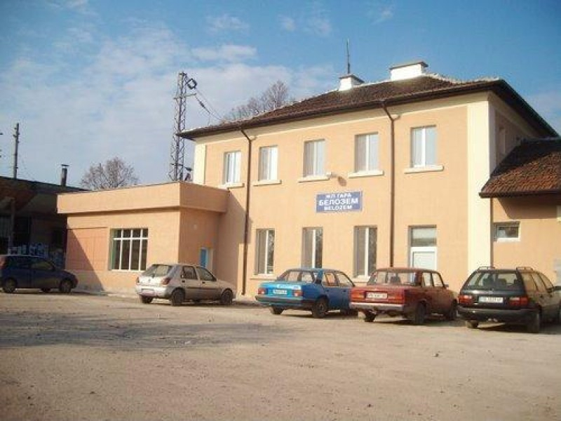 Пак безчинство: Осем циганета направиха голяма поразия на гарата в Белозем