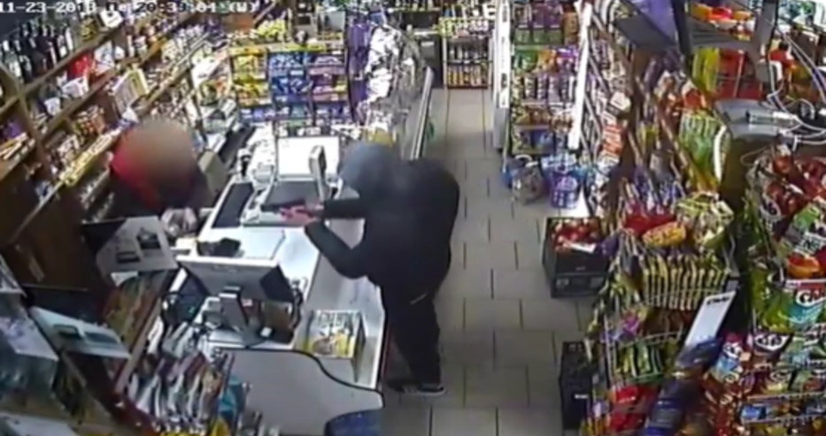 Полицията във Варна търси помощ: Познавате ли този престъпник, търси се под дърво и камък (ВИДЕО)