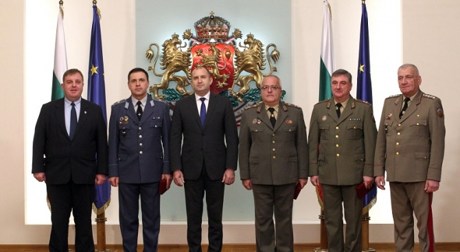 Румен Радев връчи генералски пагони на военнослужещи, удостоени с висше офицерско звание (снимки)