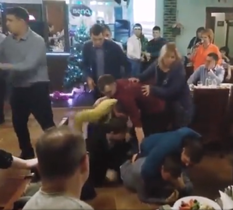 Страшен кютек с жени и мъже на татарски новогодишен купон (ВИДЕО)