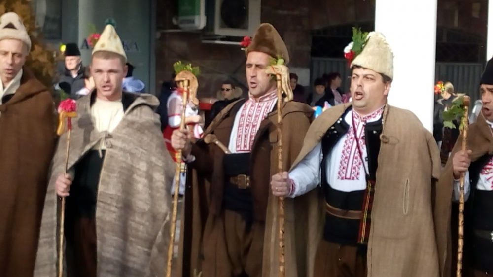 БЛИЦ TV: Коледари нарекоха Карлово за здраве и берекет, руйно вино се ля на мегдана (СНИМКИ)