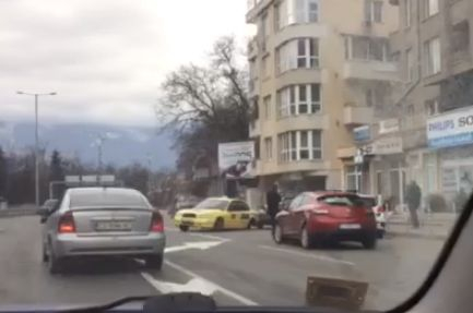 Само в БЛИЦ: СНИМКИ и ВИДЕО показаха що за кошмарни инциденти станаха преди минути в София
