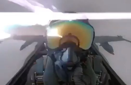 Кошмар в небето! Мълния удари изтребител F/A-18 Hornet (ВИДЕО)