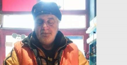Познавате ли го? Това е рокерът, който става посред нощ да търси съкровища (СНИМКИ)