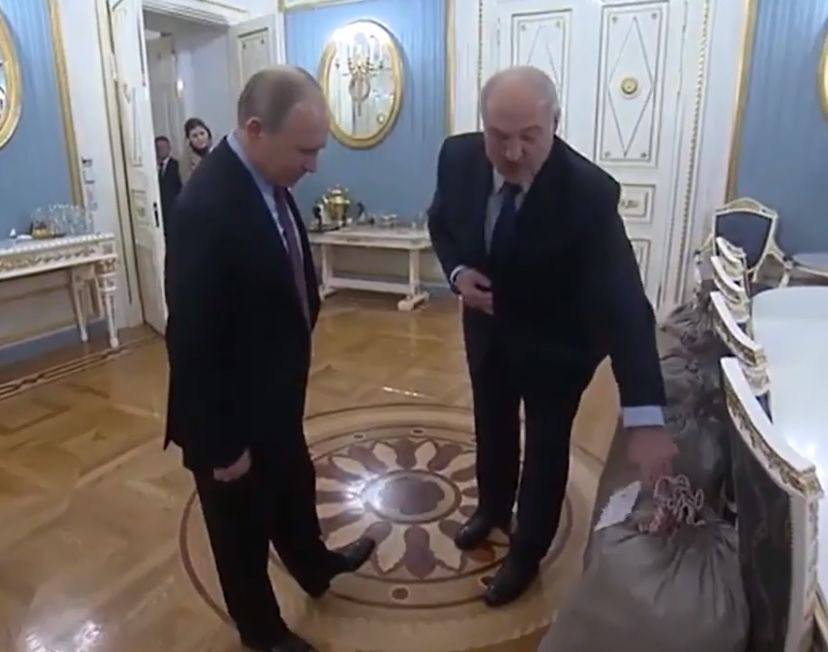 Мустакат Дядо Мраз дари Путин с четири чувала картофи и нещо изключително вредно (ВИДЕО)