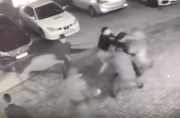 Зверски екшън! Масов бой и стрелба заради сервитьорки в заведение (ВИДЕО)