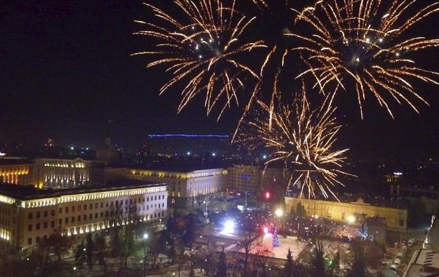 350 полицаи охраняват площад „Александър Батенберг”, готвят солени глоби за феновете на пиротехниката