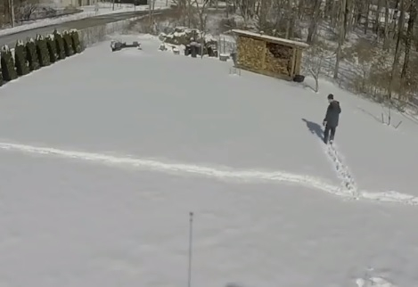 Невероятно е какво направи този мъж, само и само да е под палмите (ВИДЕО)