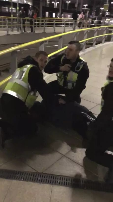 Мъж влетя на гара в Манчестър и с викове "Аллах Акбар" започна да мушка наред (СНИМКИ)
