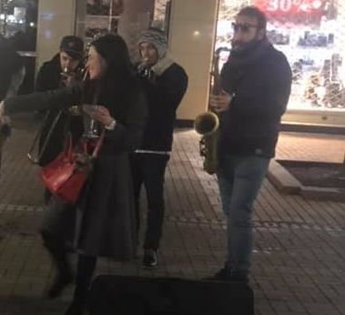 Само в БЛИЦ! Това момиче със сигурност ще помни цял живот разходката си по „Витошка” в края на миналата година