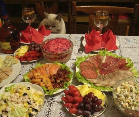 Детенце реши да похапне от вкусотиите на новогодишната трапеза и стана голяма беля 