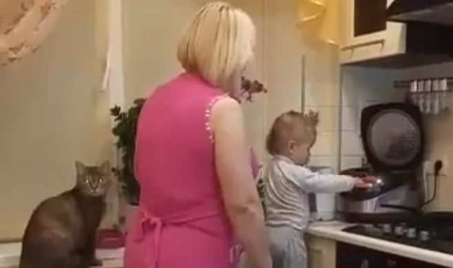 Перпетум мобиле! Бебе успя да побърка баба си за няколко минути (ВИДЕО)