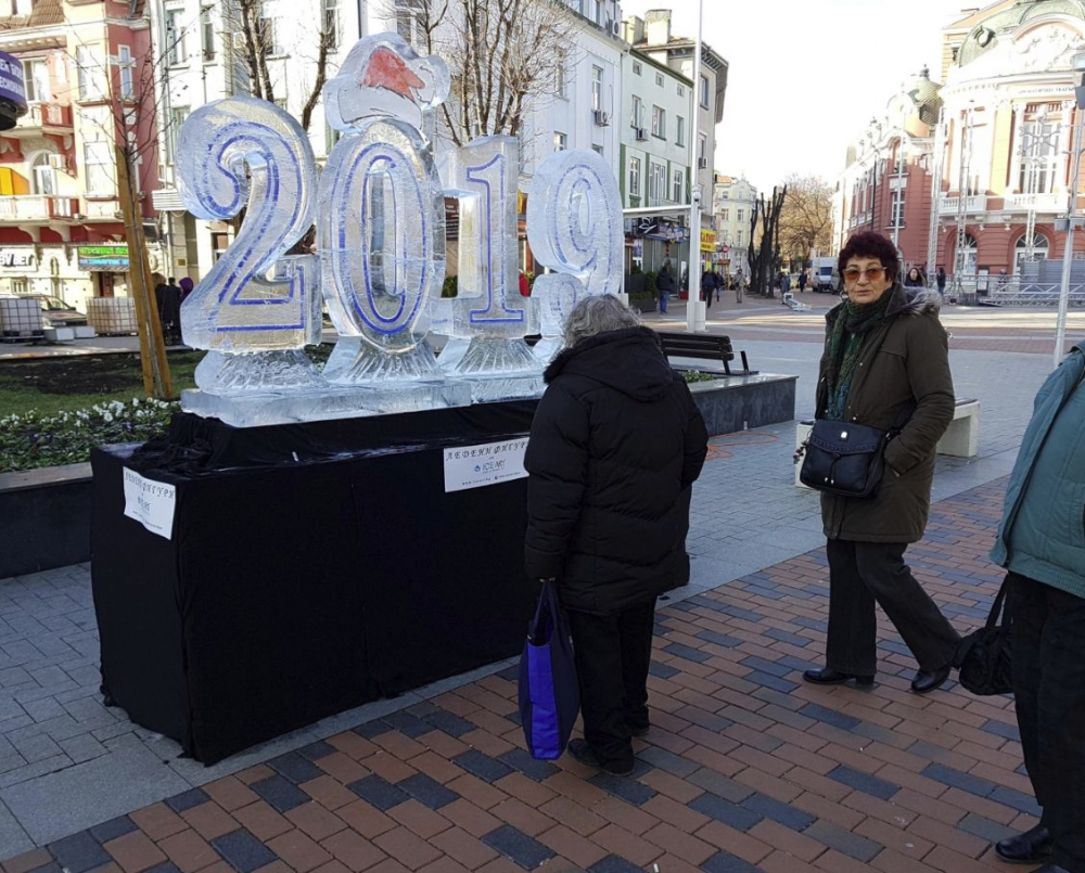 Интересна скулптура привлича като с магнит варненци в центъра на града (СНИМКИ)
