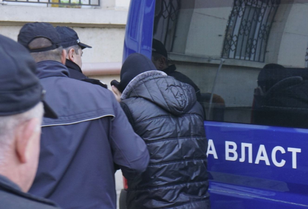 Слабичкият Владислав, убил баща си навръх Нова година, влезе с белезници в съда, но... (СНИМКИ) 