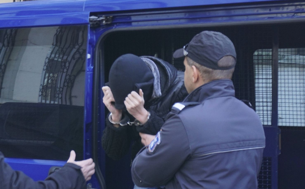 Слабичкият Владислав, убил баща си навръх Нова година, влезе с белезници в съда, но... (СНИМКИ) 