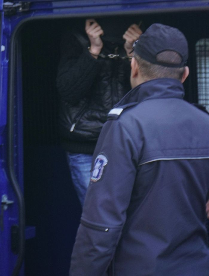 Слабичкият Владислав, убил баща си навръх Нова година, влезе с белезници в съда, но... (СНИМКИ) 
