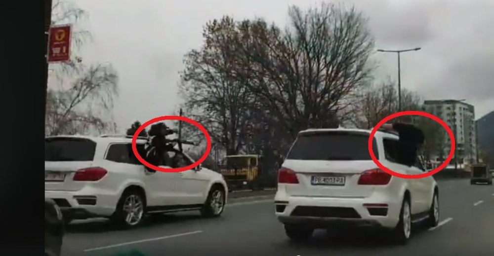 Стряскащи СНИМКИ и ВИДЕО: Мъже с калашници и лъскави бели джипове изправиха на нокти Асеновград