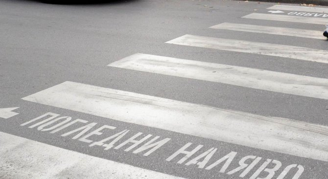 Сигнал до БЛИЦ! Жесток сблъсък на пешеходна пътека в „Младост“ – мъж лежи окървавен на улицата
