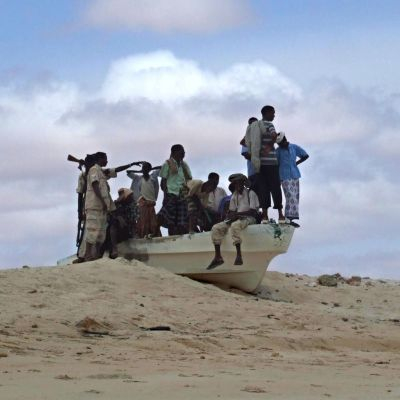 Пирати взеха за заложници шестима руски моряци