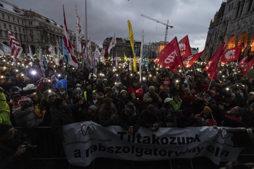 Унгарци протестираха срещу новия закон за извънреден труд и премиера Орбан