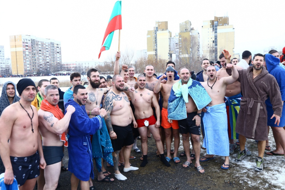 Човек на БЛИЦ скочи в ледените води, за да извади кръста навръх Богоявление (СНИМКИ)