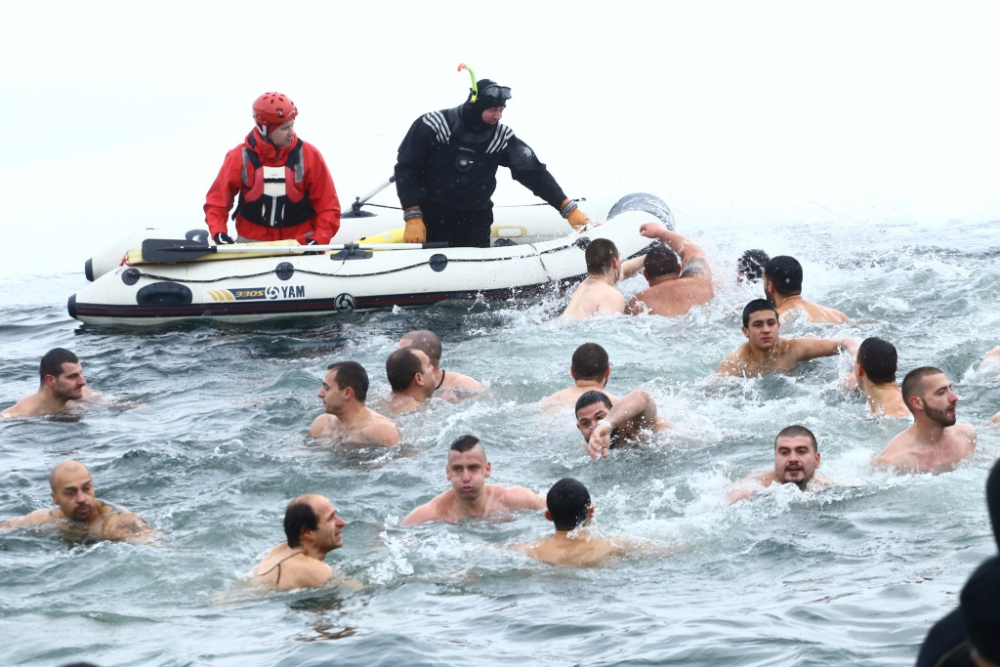 Човек на БЛИЦ скочи в ледените води, за да извади кръста навръх Богоявление (СНИМКИ)