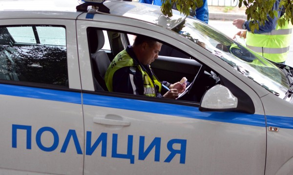 Сигнал до БЛИЦ: Шофьор помете две коли в София