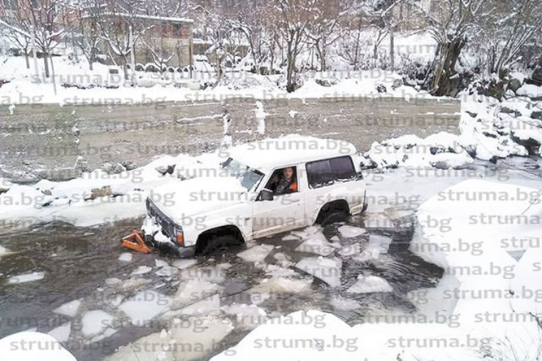 Кметът на Бистрица превърна джипа си в ледоразбивач (СНИМКА)