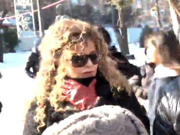 Покъртителни СНИМКИ: Съкрушената Алекс Сърчаджиева обляна в сълзи до ковчега на Ласкин!