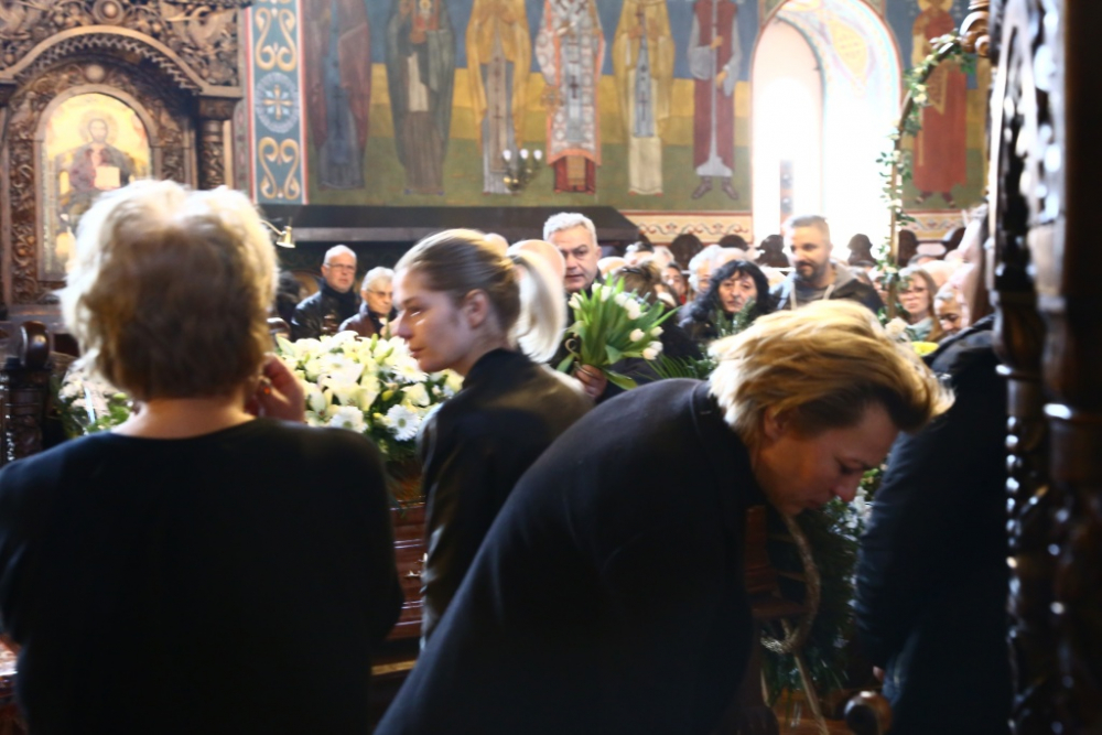 Покъртителни СНИМКИ: Съкрушената Алекс Сърчаджиева обляна в сълзи до ковчега на Ласкин!