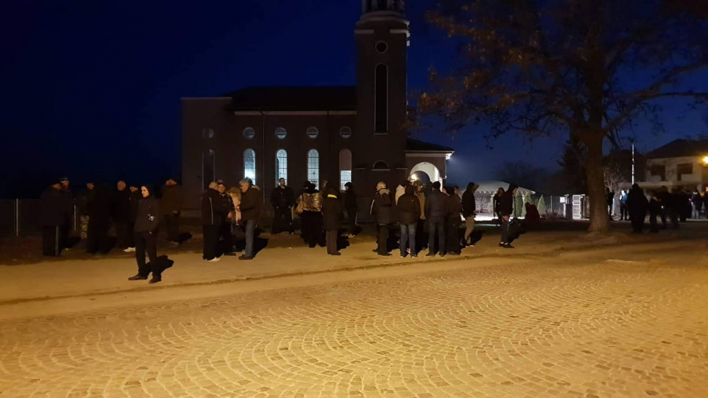 Извънредно в БЛИЦ! Във Войводиново ври и кипи! Българите искат сурови наказания за циганите! (СНИМКИ)