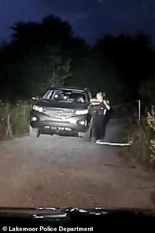 Убиец насочва пистолет срещу полицайка, ето какво се е случило (СНИМКИ/ВИДЕО 18+)