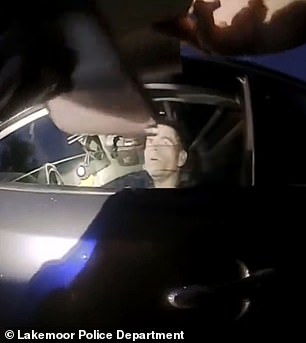 Убиец насочва пистолет срещу полицайка, ето какво се е случило (СНИМКИ/ВИДЕО 18+)