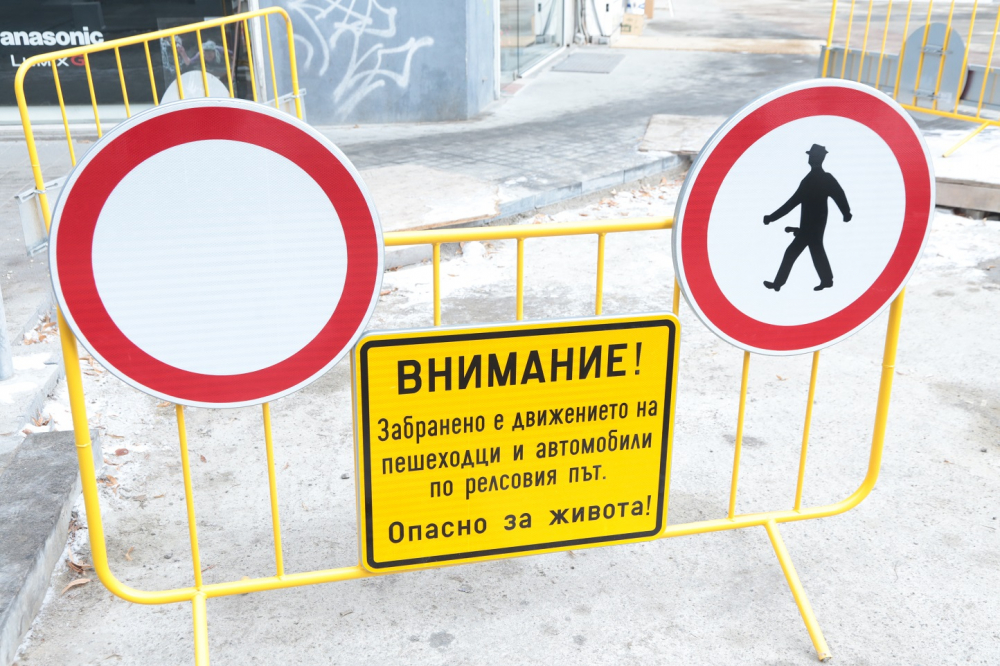 Скандалният надпис на Хеопсовата пирамида бледнее пред тези нецензурни табели по "Графа" (СНИМКИ 18+) 
