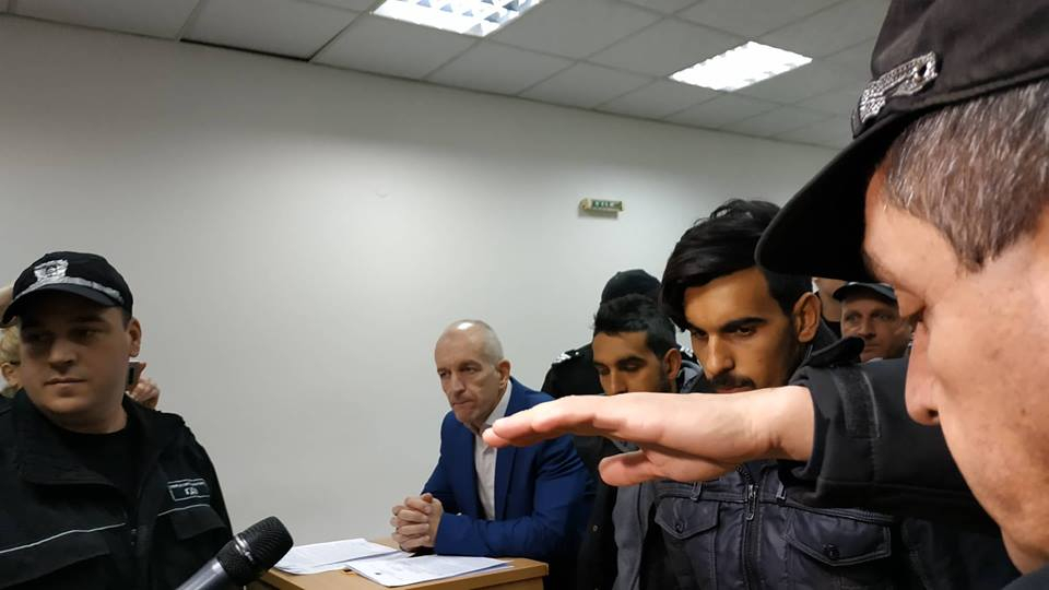 Извънредно в БЛИЦ! Първи СНИМКИ на циганите, пребили жестоко военния във Войводиново