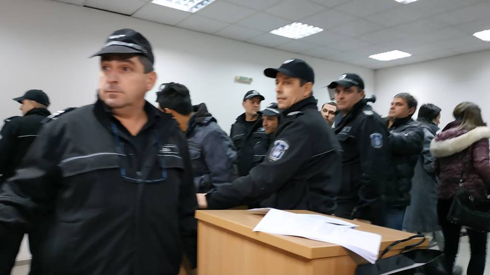 Извънредно в БЛИЦ! Първи СНИМКИ на циганите, пребили жестоко военния във Войводиново