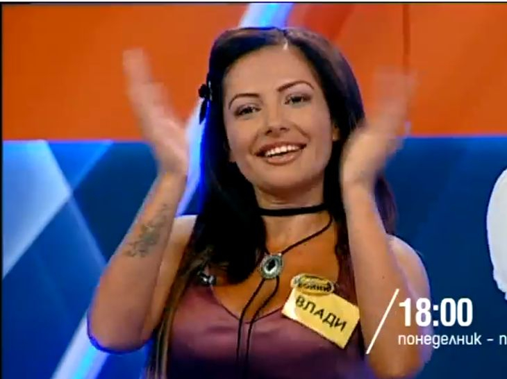 Пищна силиконова брюнетка побърка водещия на "Семейни войни" в ефир (СНИМКИ)