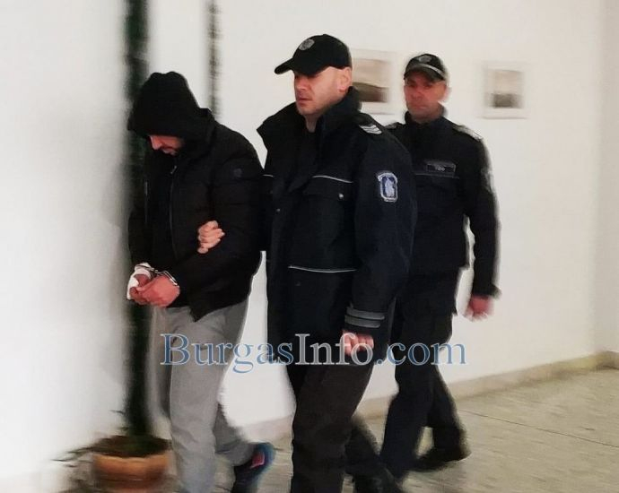 Биячът на бургаския гард Веселин рони крокодилски сълзи в съда, иска при детенцето си 