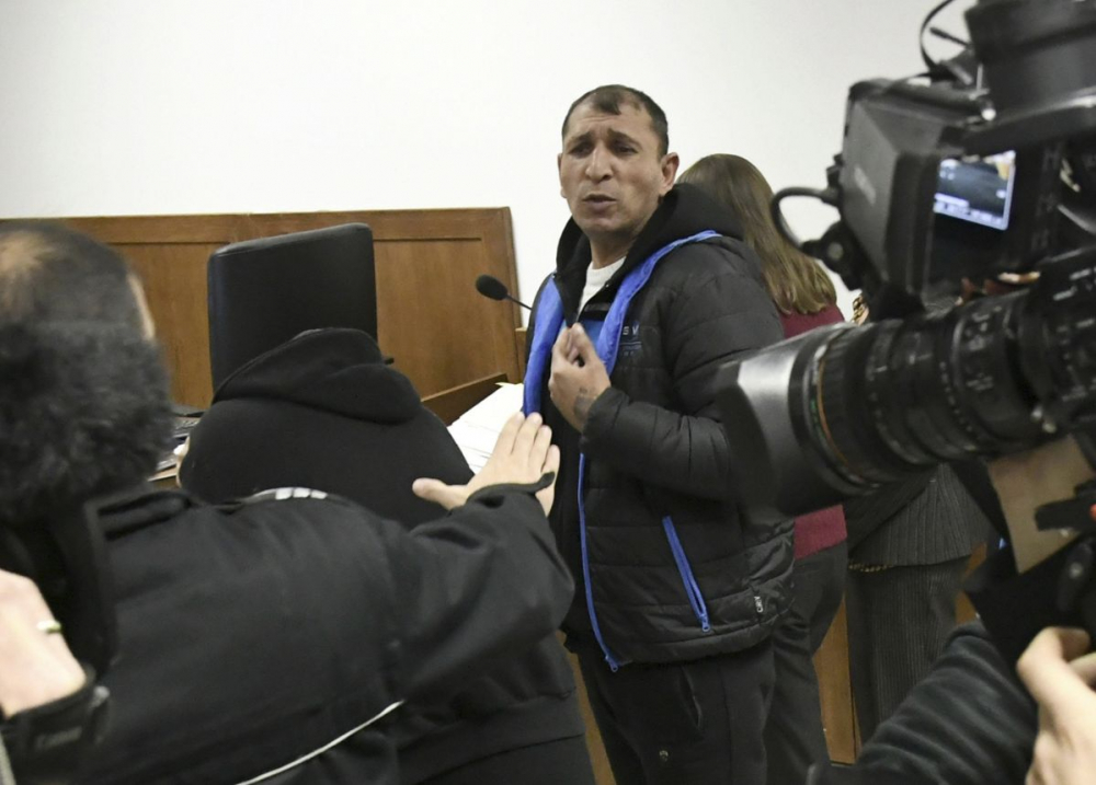 Един от циганите, задигнал платната на Майстора, се прави на тарикат в съда 
