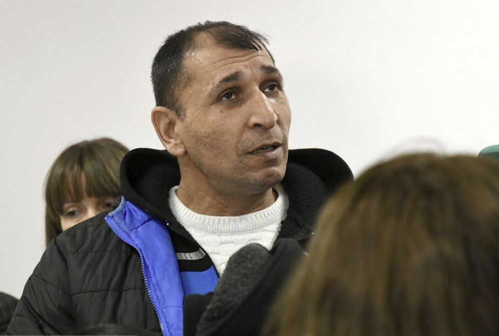 Един от циганите, задигнал платната на Майстора, се прави на тарикат в съда 