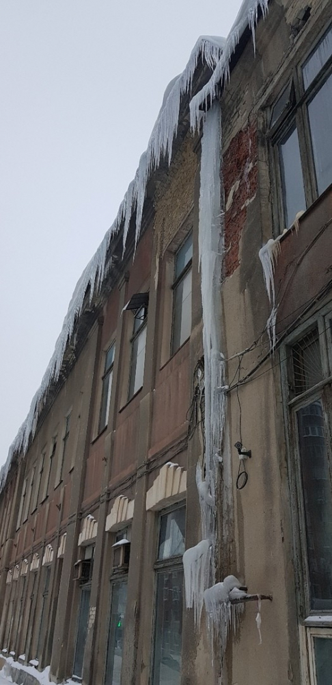 Нереално и страшно! Ужасяващата зима превърна цял град в "Леденото кралство" (СНИМКИ)