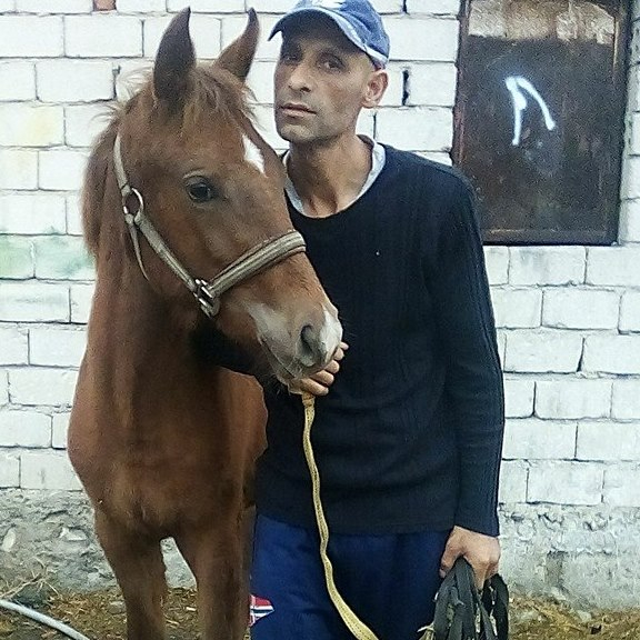 Ексклузивно в БЛИЦ! Първи СНИМКИ на циганина от Войводиново, заплашил всички българи! Пусна си ВИДЕО, в което…