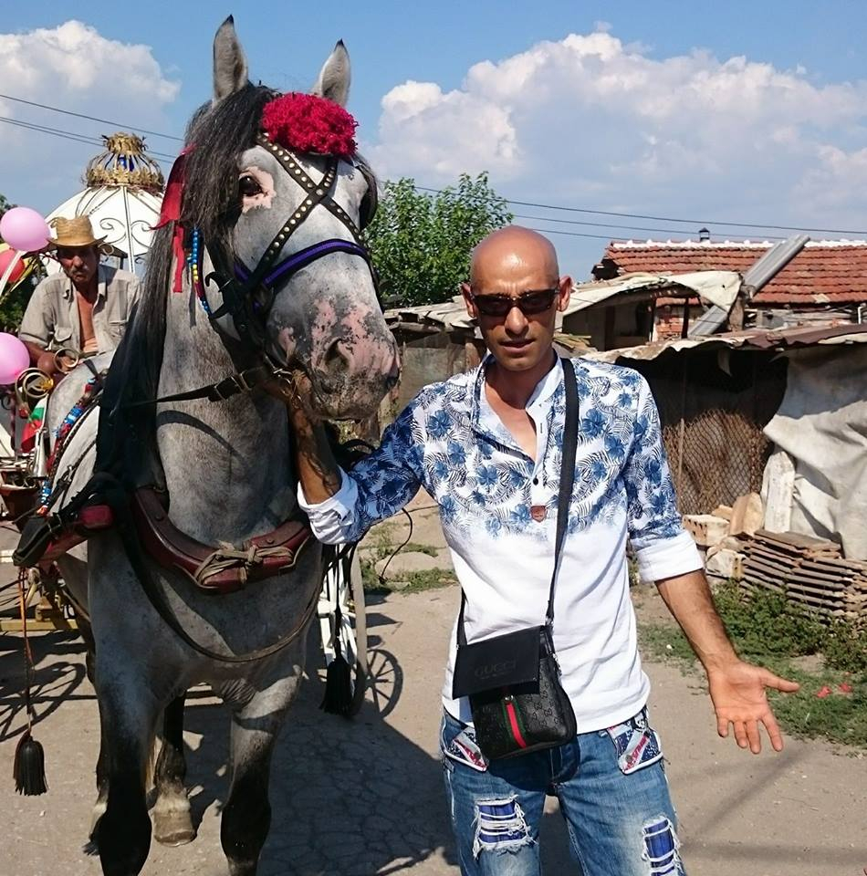 Ексклузивно в БЛИЦ! Първи СНИМКИ на циганина от Войводиново, заплашил всички българи! Пусна си ВИДЕО, в което…