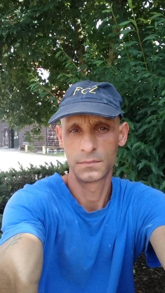 Ексклузивно в БЛИЦ! Първи СНИМКИ на циганина от Войводиново, заплашил всички българи! Пусна си ВИДЕО, в което…