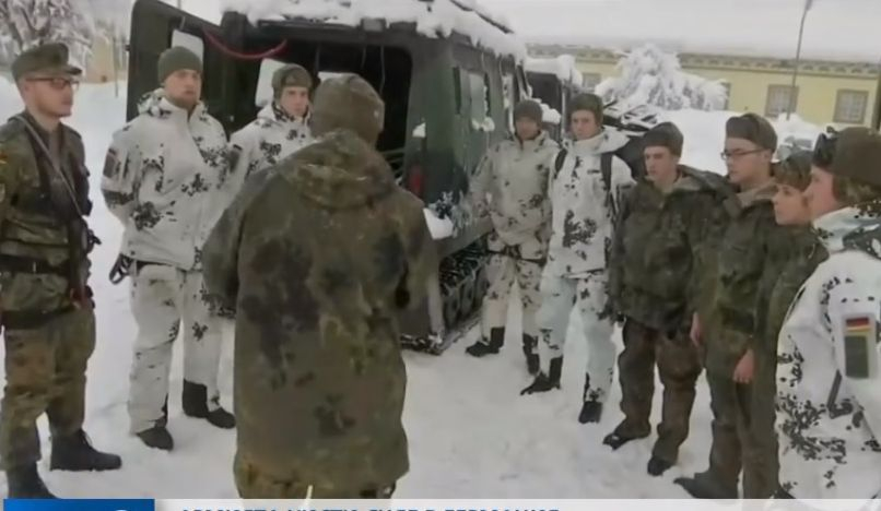 Армията чисти затрупан със сняг град (ВИДЕО)