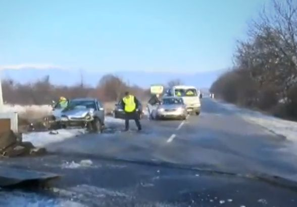 Тежко верижно меле с 5 автомобила край Крън (СНИМКИ/ВИДЕО)