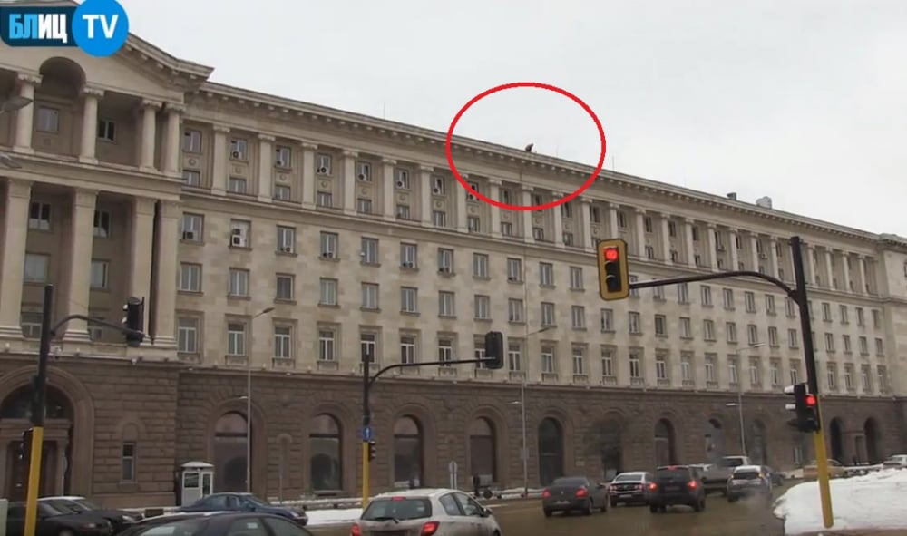 Само в БЛИЦ TV: Инфарктна ситуация на покрива на президентството (СНИМКИ)