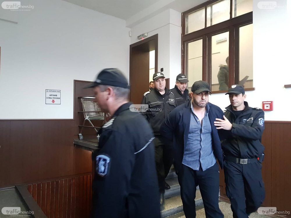Скандалният Пеньо Мангъров смени лъскавия GTR със затворническа кола, вместо гардове го варди... (СНИМКИ)  