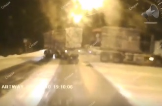 Страховито ВИДЕО! Препълнен автобус се блъска с камион 