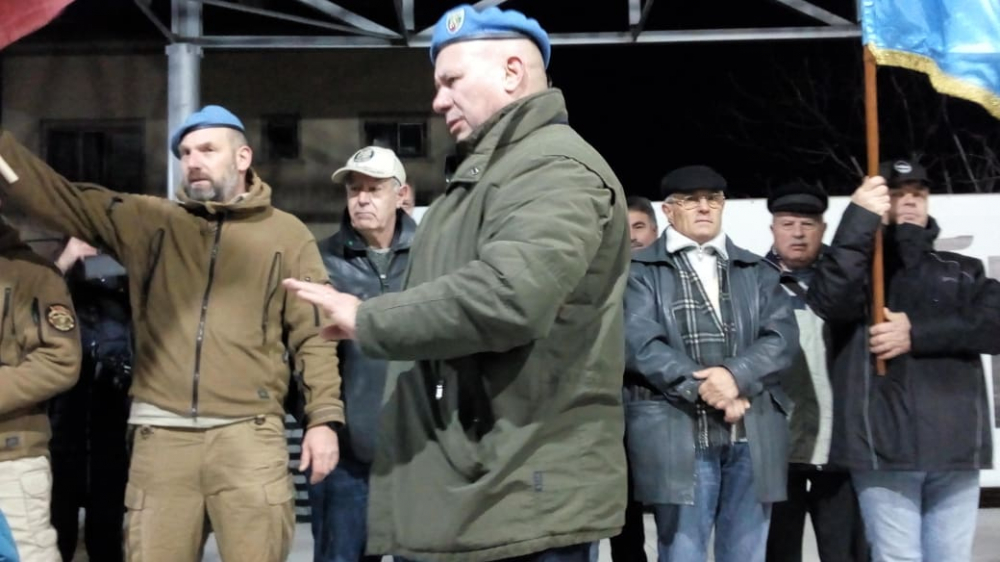 Площадът на Войводиново почерня от народ! Стотици недоволни веят българския флаг и зоват за... (СНИМКИ)